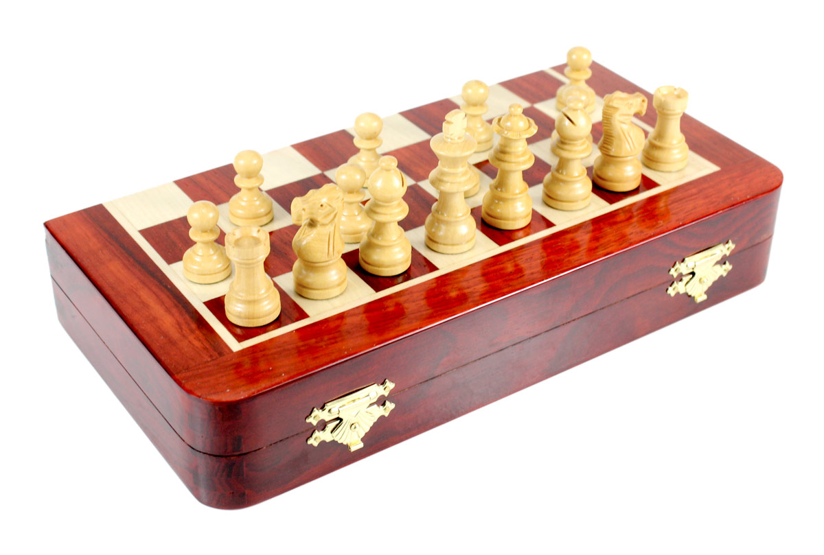 2 extra Queens provided with this set. Total 34 Chess Pieces.